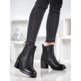 Bottes décontractées sur un poteau le noir 1