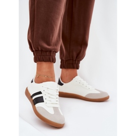 Baskets féminines basses avec blanc en cuir écologique blanche 2 Baskets féminines basses avec blanc en cuir écologique blanche 2