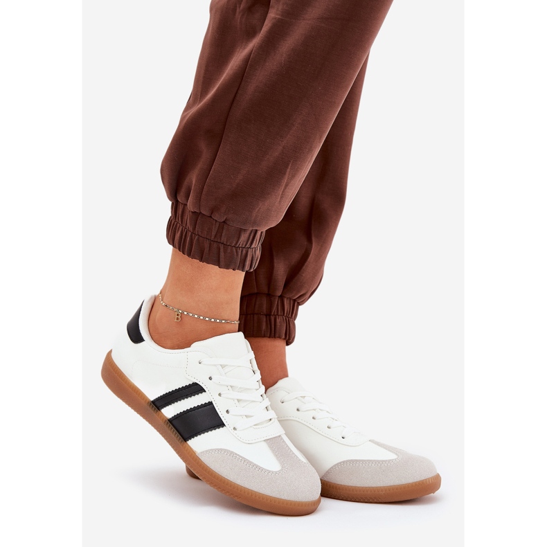 Baskets féminines basses avec blanc en cuir écologique 1
