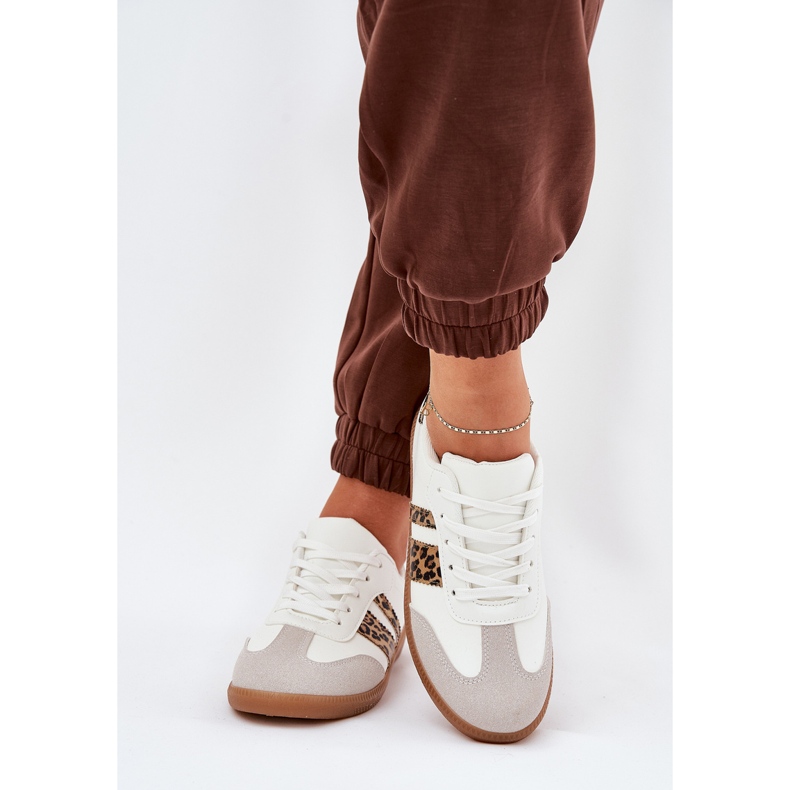 Baskets féminines basses avec imprimé léopard blanc en cuir écologique blanche 2 Baskets féminines basses avec imprimé léopard blanc en cuir écologique blanche 2