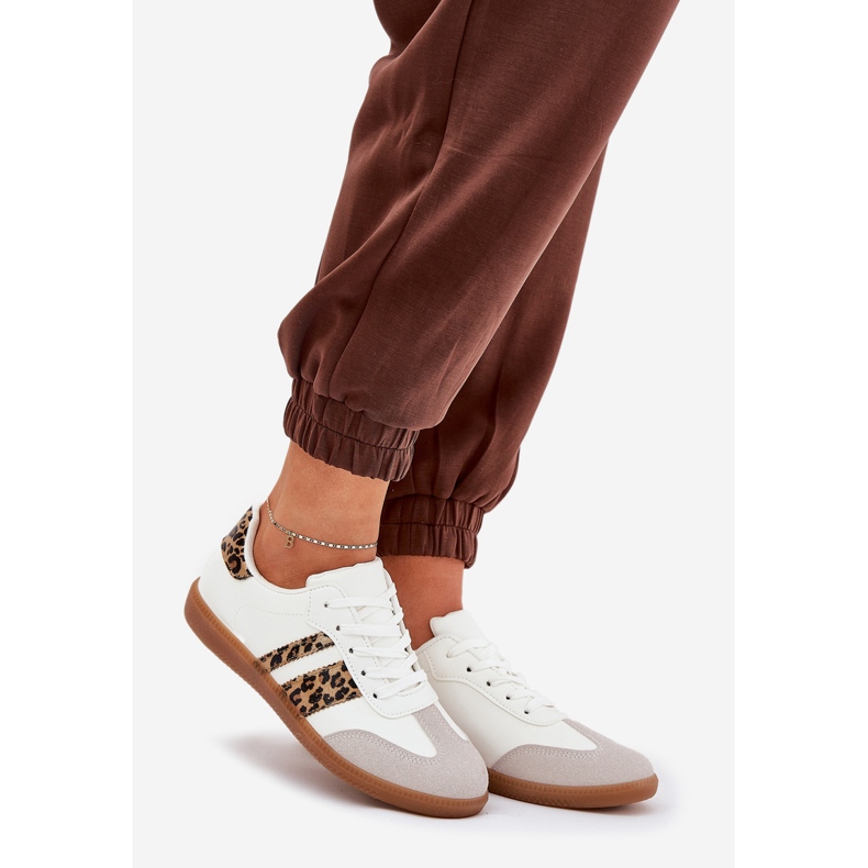 Baskets féminines basses avec imprimé léopard blanc en cuir écologique 1