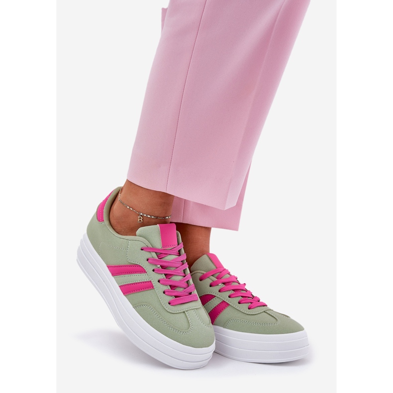 Les baskets féminines élégantes sur la plate-forme verte 1