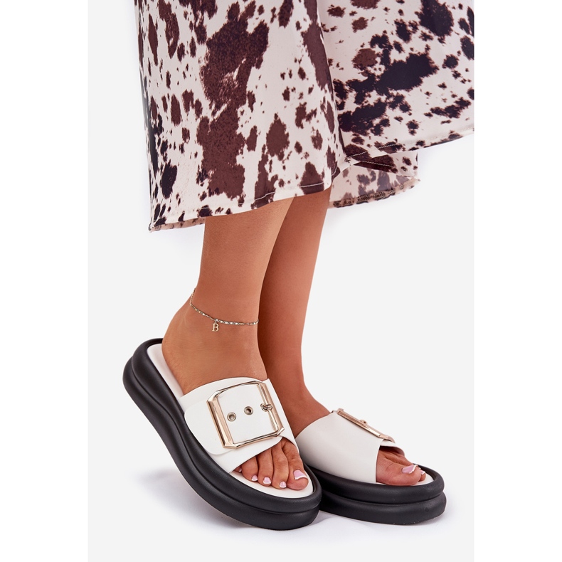 Les tongs pour femmes sur une plate-forme massive avec une boucle blanche décorative 1