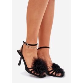 Sandales féminines sur une épingle avec des plumes noires le noir 1
