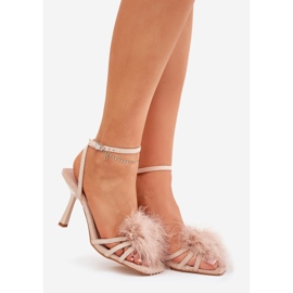 Sandales féminines sur une épingle avec des plumes beige 1 Sandales féminines sur une épingle avec des plumes beige 1