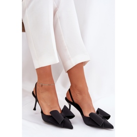 Talons hauts avec des talons nus et un arc noir le noir 7