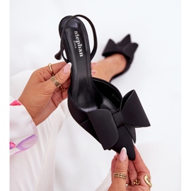 Talons hauts avec des talons nus et un arc noir le noir 9