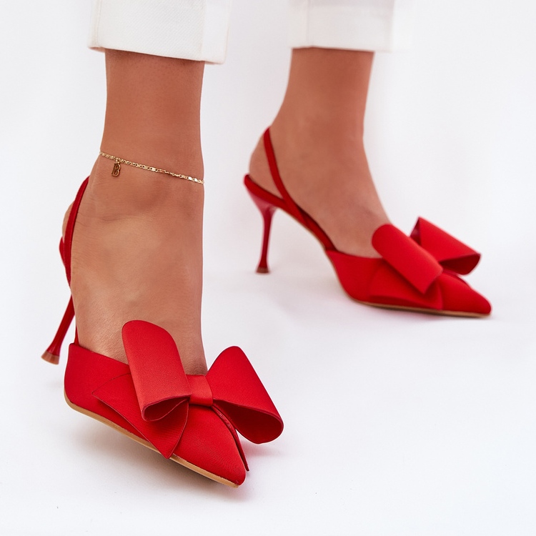 Talons hauts avec des talons nus et un arc rouge 2
