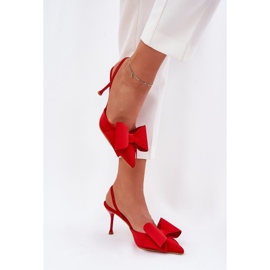 Talons hauts avec des talons nus et un arc rouge 3