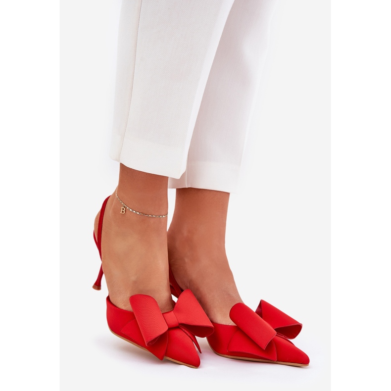 Talons hauts avec des talons nus et un arc rouge 1