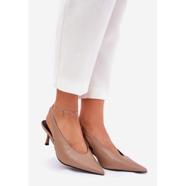 Talons hauts avec un talon écologique en cuir sombre beige 1