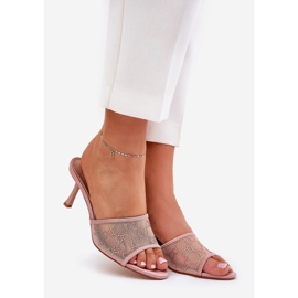 Les tongs décorés sur la broche à champagne d'or 1 Les tongs décorés sur la broche à champagne d'or 1