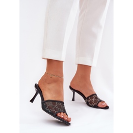 Les tongs décorés sur le talon haut noir 2