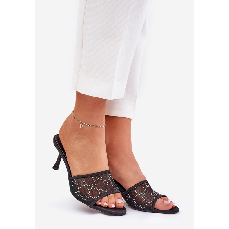 Les tongs décorés sur le talon haut le noir 1 Les tongs décorés sur le talon haut le noir 1