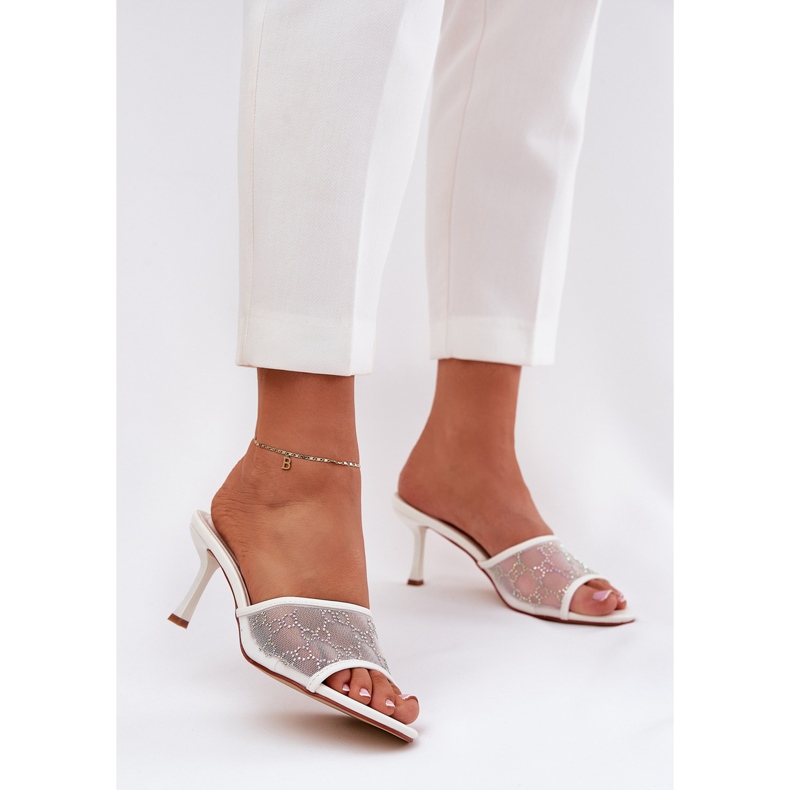 Les tongs décorés sur le talon haut blanc 2