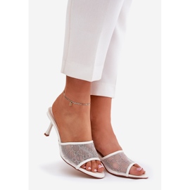 Les tongs décorés sur le talon haut blanc 1