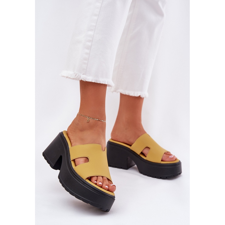 Slippers pour femmes sur la plate-forme et talons massifs jaunes 1