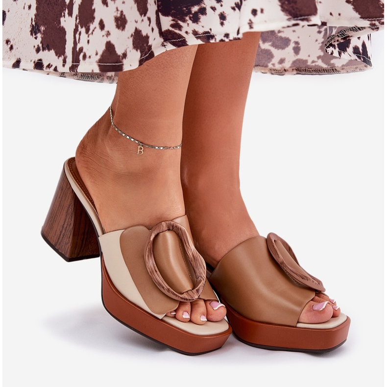 Les tongs des femmes avec une boucle de chameau brun 1