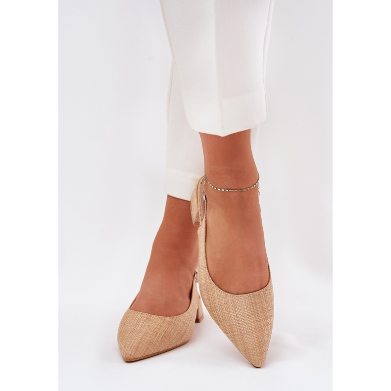Sandales tressées pour femmes avec un talon beige délicat 2 Sandales tressées pour femmes avec un talon beige délicat 2