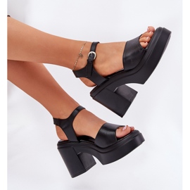 Sandales féminines sur un poste et une plate-forme massive avec un noir en cuir écologique le noir 6
