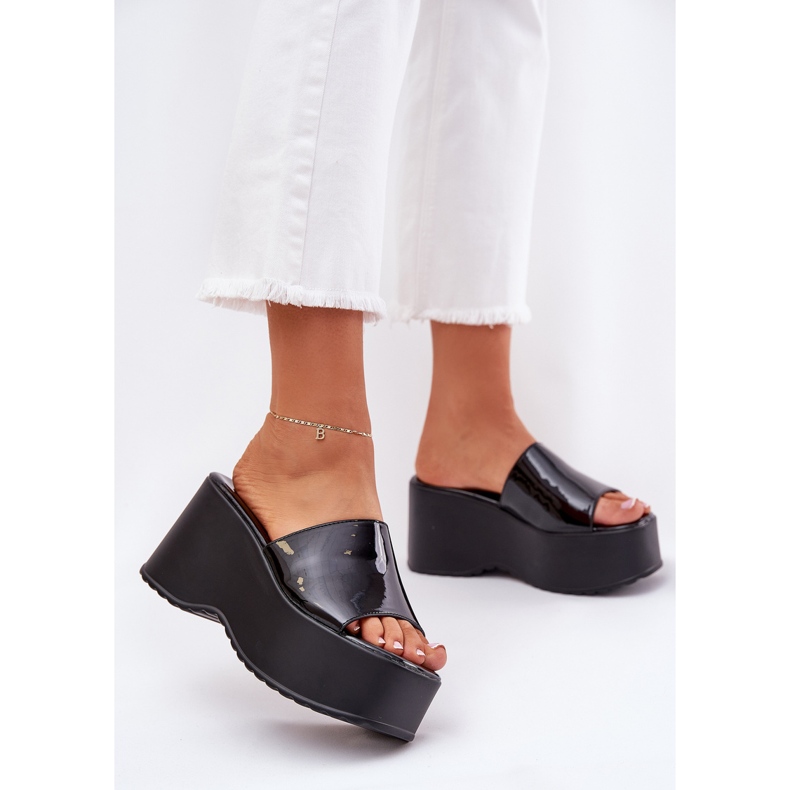 Pantres de femmes peintes sur la plate-forme et cales noires 2