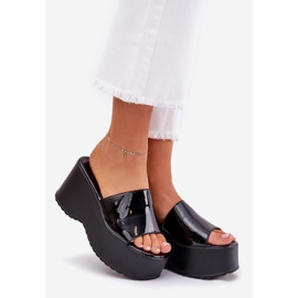 Pantres de femmes peintes sur la plate-forme et cales noires le noir 1