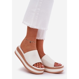 Slippers féminines classiques sur la plate-forme et coins blancs blanche 1 Slippers féminines classiques sur la plate-forme et coins blancs blanche 1