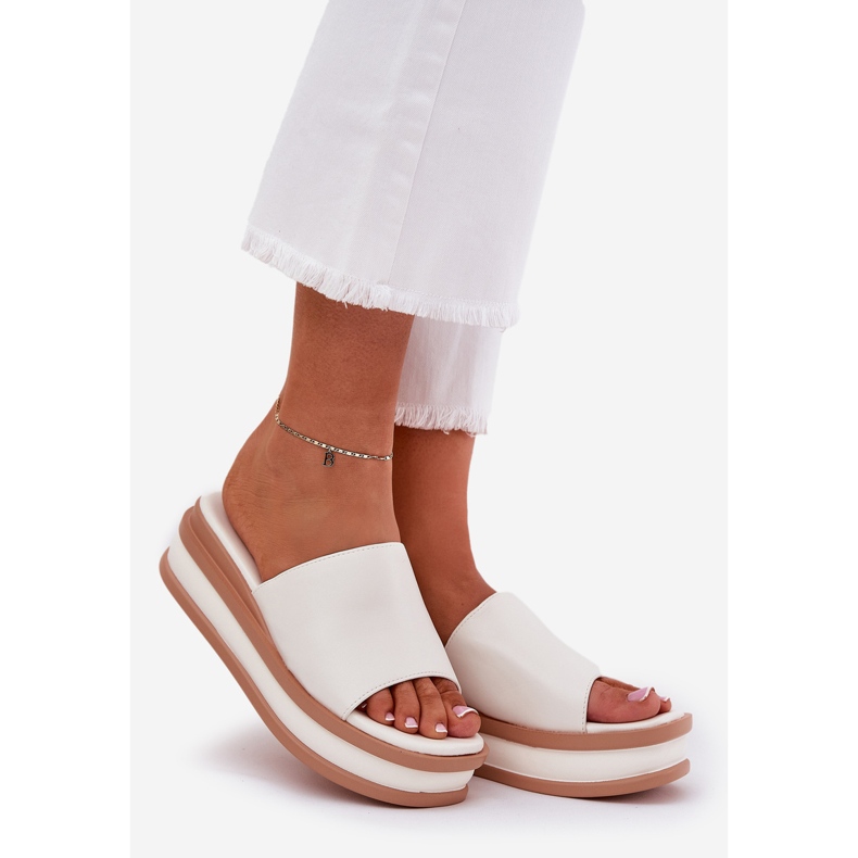 Slippers féminines classiques sur la plate-forme et coins blancs blanche 1 Slippers féminines classiques sur la plate-forme et coins blancs blanche 1