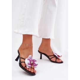 Les tongs des femmes sur une épingle avec une fleur artificielle noire 2