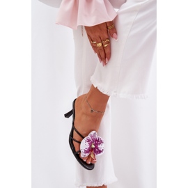 Les tongs des femmes sur une épingle avec une fleur artificielle noire 3