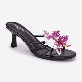 Les tongs des femmes sur une épingle avec une fleur artificielle noire 4