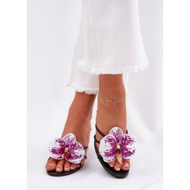 Les tongs des femmes sur une épingle avec une fleur artificielle noire 5