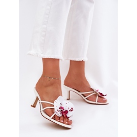 Les tongs des femmes sur une épingle avec une fleur artificielle blanche 2