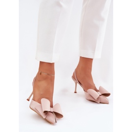 Talons hauts avec des talons nus et un arc beige 2
