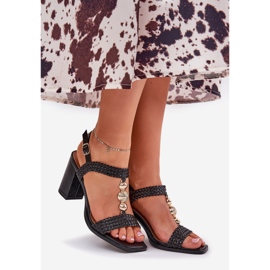 Sandales féminines sur le poste avec un ornement et une tresse noire le noir 1