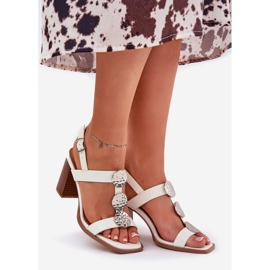 Sandales féminines sur le poteau avec une bande décorative blanche 1 Sandales féminines sur le poteau avec une bande décorative blanche 1