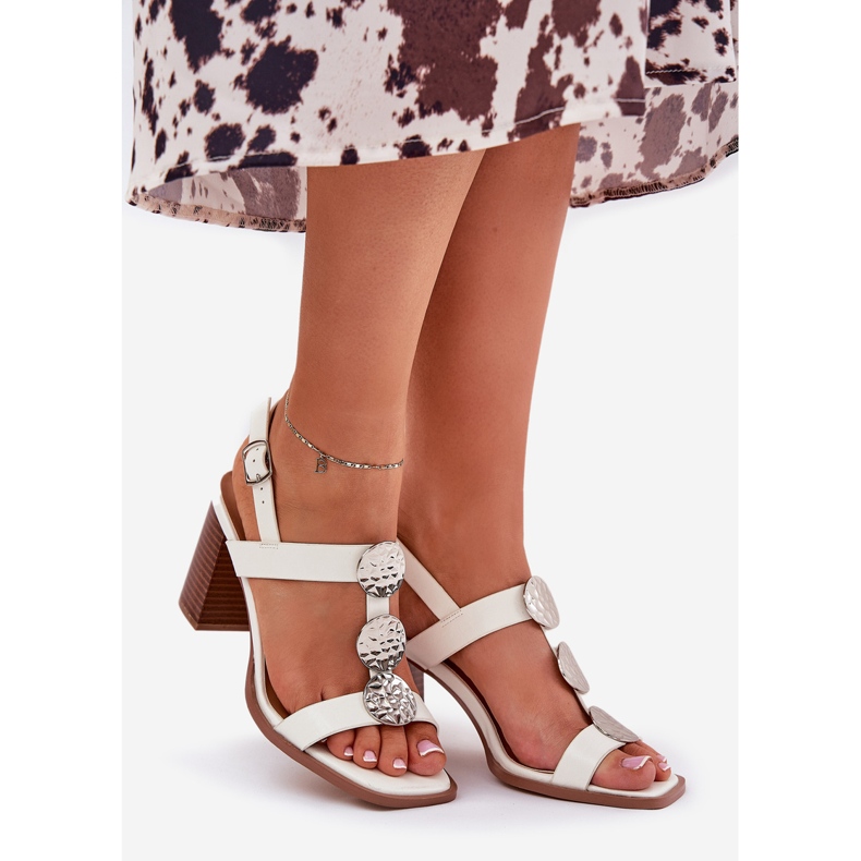 Sandales féminines sur le poteau avec une bande décorative blanche 1