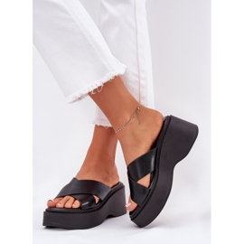 Les tongs pour femmes sur la plate-forme et les cales noires le noir 2