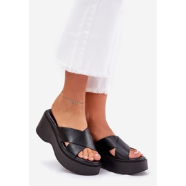 Les tongs pour femmes sur la plate-forme et les cales noires le noir 1