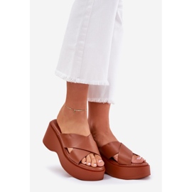 Les tongs pour femmes sur la plate-forme et les cales de chameau brun 1 Les tongs pour femmes sur la plate-forme et les cales de chameau brun 1
