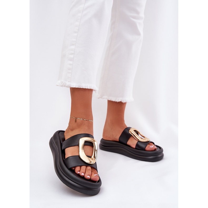Les tongs pour femmes sur la plate-forme avec des détails dorés noirs 2