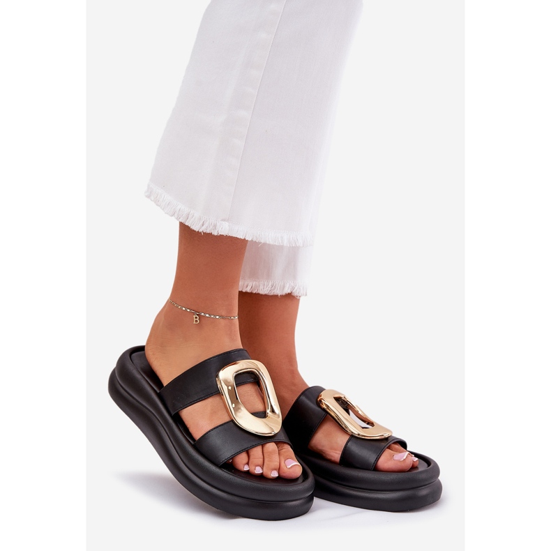 Les tongs pour femmes sur la plate-forme avec des détails dorés noirs le noir 1 Les tongs pour femmes sur la plate-forme avec des détails dorés noirs le noir 1