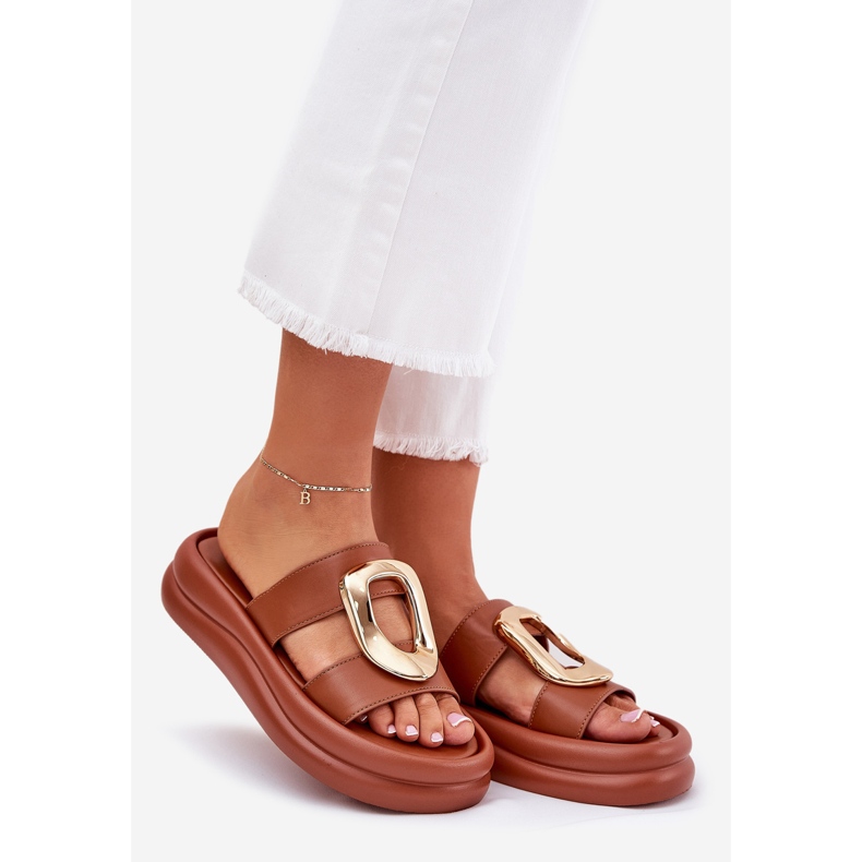 Les tongs pour femmes sur la plate-forme avec le chameau de détail doré brun 1 Les tongs pour femmes sur la plate-forme avec le chameau de détail doré brun 1
