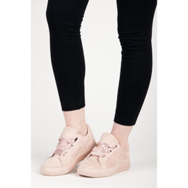Baskets en daim nouées par un ruban rose 4
