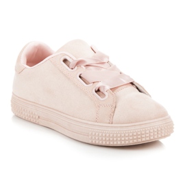 Baskets en daim nouées par un ruban rose 1