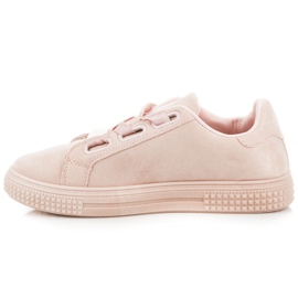Baskets en daim nouées par un ruban rose 2