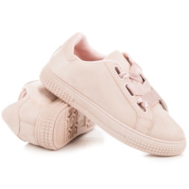 Baskets en daim nouées par un ruban rose 3