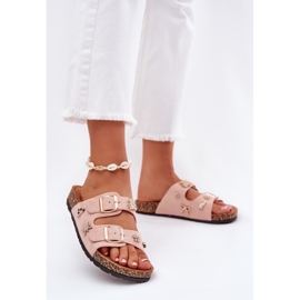 Les tongs des femmes sur une semelle de liège avec des pinces et des épingles de rose clair 2