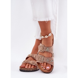 Les tongs des femmes sur une semelle de liège avec des boucles et des épingles kaki beige 3