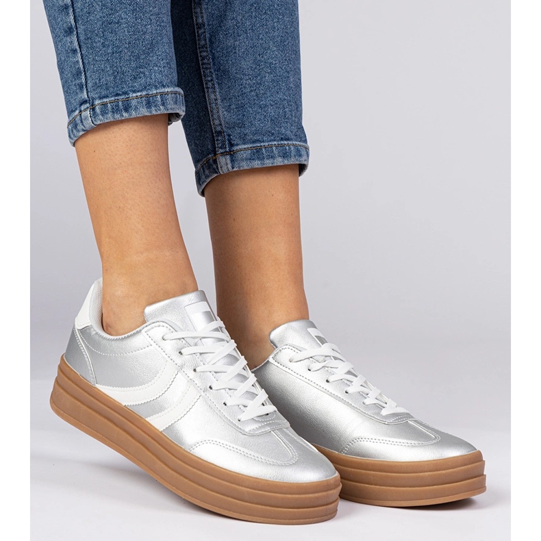 Baskets argentées baskets sportives féminines sur la plate-forme 1 Baskets argentées baskets sportives féminines sur la plate-forme 1